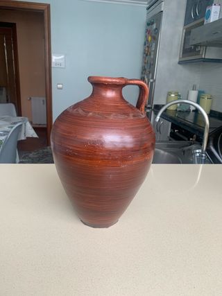 Jarrón de cerámica marrón con asa