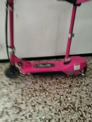 Patinete eléctrico rosa con asiento
