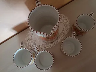 Vecchio set in ceramica brocca con 4 tazze dipinte