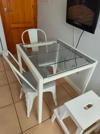 Mesa extensible IKEA cristal y metal blanca