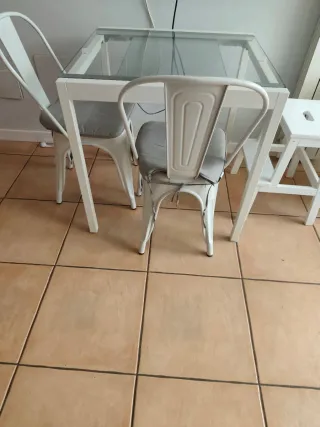Mesa extensible IKEA cristal y metal blanca