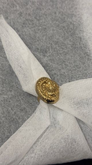 Anillo dorado con diseño texturizado