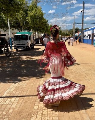 Traje de flamenca beige, estampado y burdeos. T36