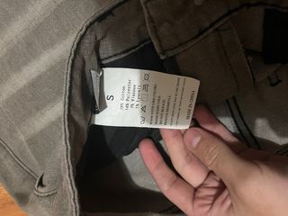 Vaqueros grises con detalle blanco