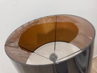 Lámpara de pie moderna negra y madera