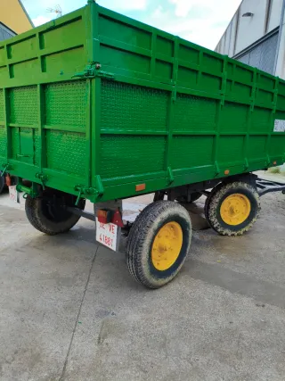 Remolque agrícola verde para tractor