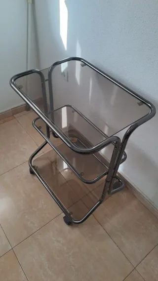Mesa auxiliar de vidrio de 3 niveles con ruedas