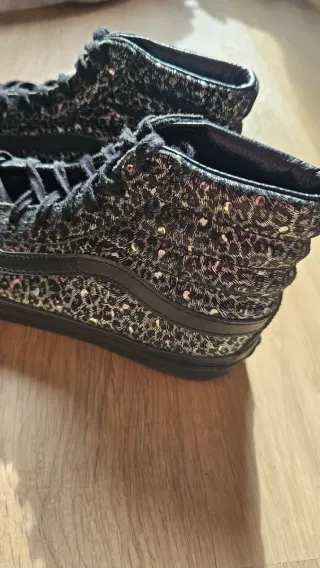 Vans Altas Negras con Diseño Plateado