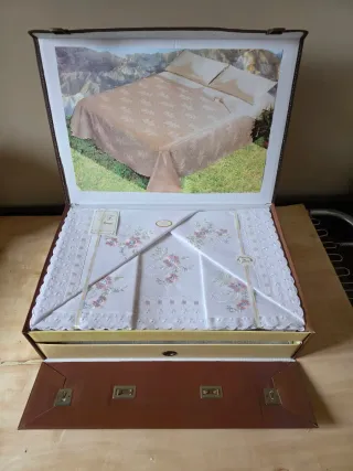 Completo letto matrimoniale ricamato