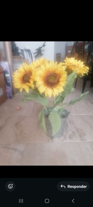 Jarrón metálico con girasoles