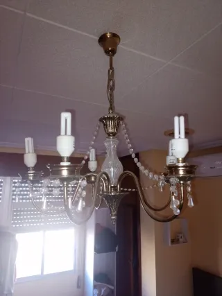 Lámpara de araña de cristal y metal