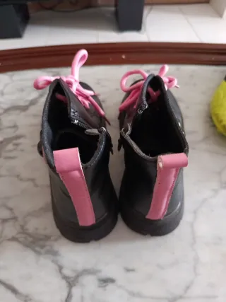 Botas niña talla 35 negras con cordones rosas