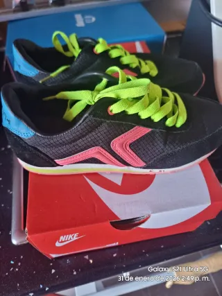 Deportivos negros y rosas como nuevos