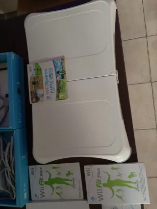 Nintendo Wii + Wii Fit Plus + Accessori