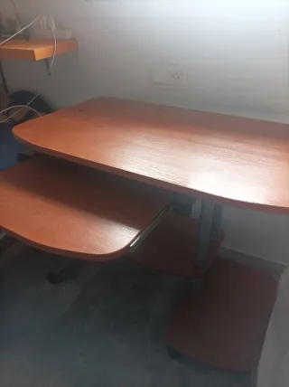 Escritorio madera con ruedas