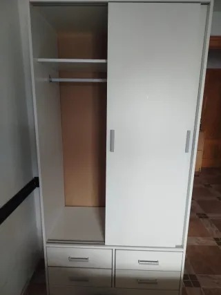 Armario blanco con mesita