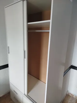 Armario blanco con mesita