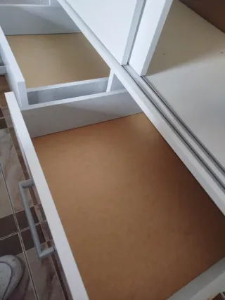 Armario blanco con mesita