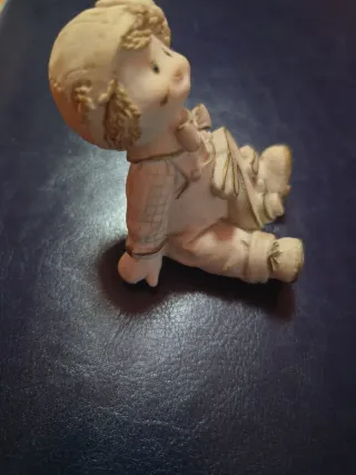 Statuina bimbo con coniglio