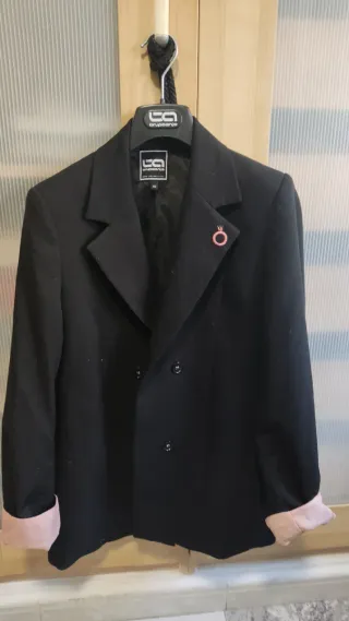 Blazer Negra con Detalles Rosas Talla M