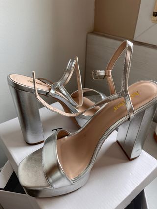 Zapatos de tacón plateados plataforma