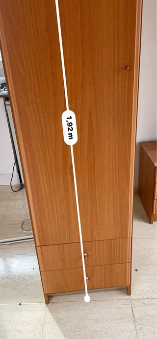 Armario de madera con cajones.