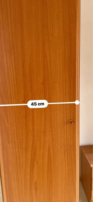 Armario de madera con cajones.