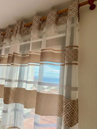 Cortinas beige y blancas