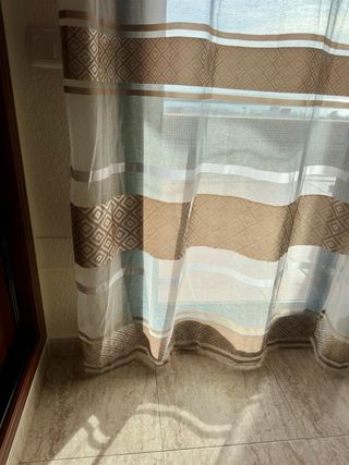 Cortinas beige y blancas