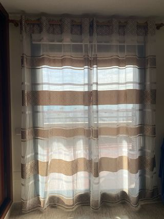 Cortinas beige y blancas