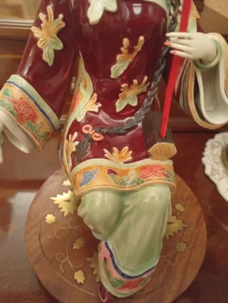 Figura porcelana china mujer tocando instrumento