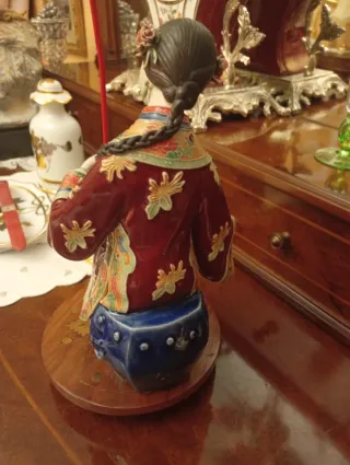 Figura porcelana china mujer tocando instrumento