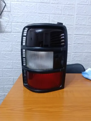 Piloto trasero izquierdo Mitsubishi Montero 1998