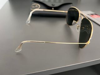 Gafas de sol Ray-Ban doradas y negras