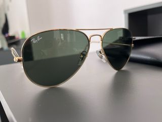 Gafas de sol Ray-Ban doradas y negras