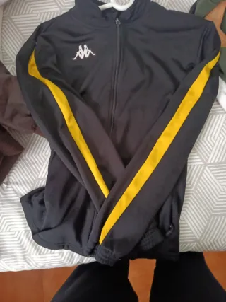 Chaqueta Kappa Negra y Amarilla