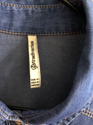 Camisa vaquera Stradivarius entallada