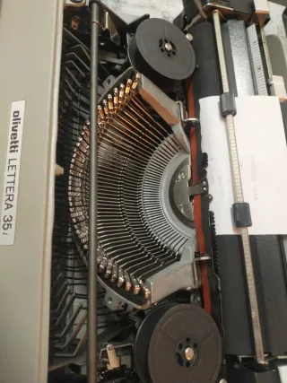 Máquina de escribir Olivetti Lettera 35