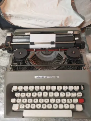 Máquina de escribir Olivetti Lettera 35