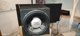Subwoofer JBL con caja para maletero