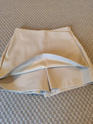 Falda pantalón polipiel beige