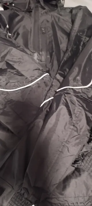 Chaqueta impermeable moto negra