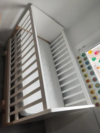 Cuna convertible con colchón