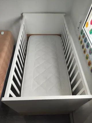 Cuna convertible con colchón