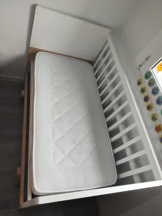 Cuna convertible con colchón