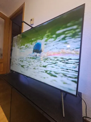 Samsung 50 4K Smart TV AU7100 con leds ambientales