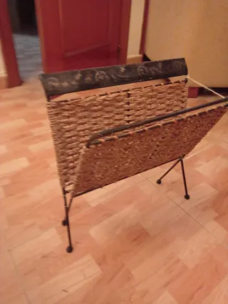 Revistero de metal y mimbre