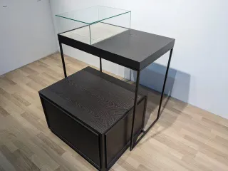 Mueble expositor con vitrina de cristal