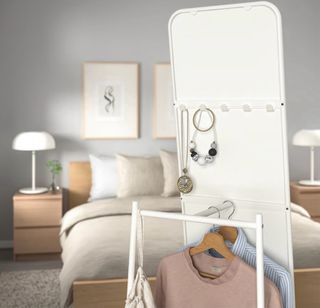 Espejo largo Ikea con perchero