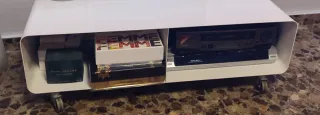 Mesa tv moderna blanca con ruedas